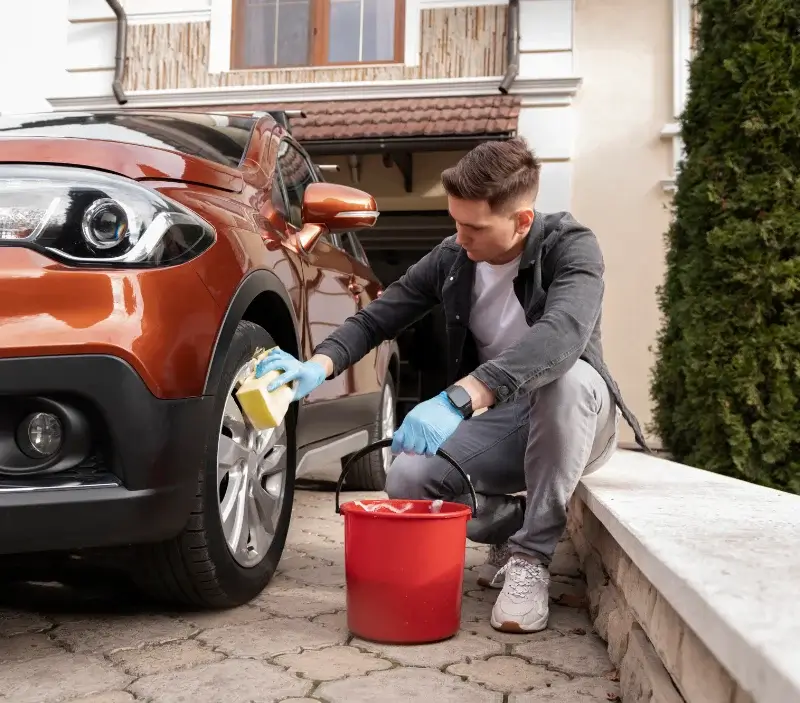 Lavage auto à domicile Vénéjan : professionnel intervenant sur un véhicule